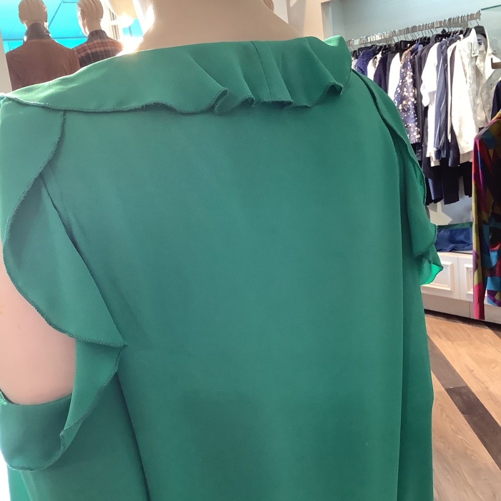 Lucky girl shirt ! Gorgeous shade of green great all year - Picture 3 of 6